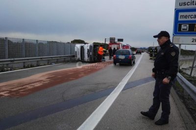 Paura sulla 274, camion si ribalta e sparge carburante sull'asfalto: in due finiscono al pronto soccorso - Corriere Salentino