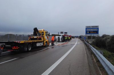 Paura sulla 274, camion si ribalta e sparge carburante sull'asfalto: in due finiscono al pronto soccorso - Corriere Salentino