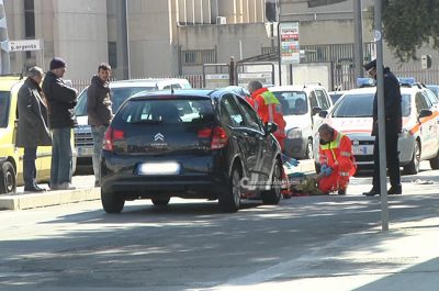 Travolto da un'auto mentre attraversa le strisce in sella alla sua bici: corsa in ospedale per un 73enne - Corriere Salentino