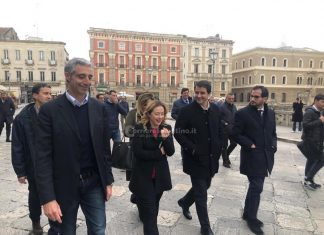 La lotta contro il tempo della Lega per offrire un’alternativa a Fitto. Intanto a Roma si rimescolano le carte