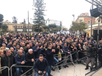 La “ditta” Meloni-Fitto in campo per le primarie leccesi e per le europee: la passeggiata in centro con Congedo - Corriere Salentino