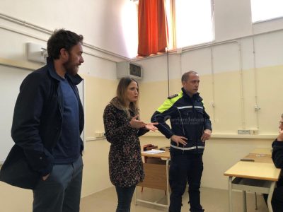 La polizia incontra la scuola, la lezione al Salomi sul contrasto al bullismo e cyberbullismo - Corriere Salentino