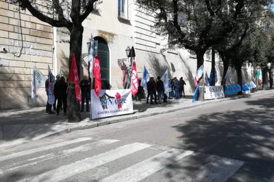 Polizia penitenziaria, i sindacati protestano davanti alla Prefettura di Lecce - Corriere Salentino