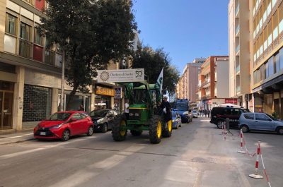Xylella, arrivano i trattori a Lecce: problemi alla circolazione - Corriere Salentino
