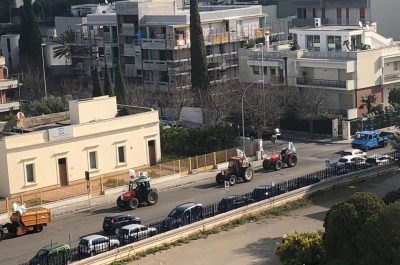 Xylella, arrivano i trattori a Lecce: problemi alla circolazione - Corriere Salentino