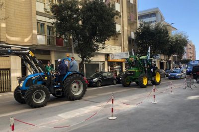 Xylella, arrivano i trattori a Lecce: problemi alla circolazione - Corriere Salentino