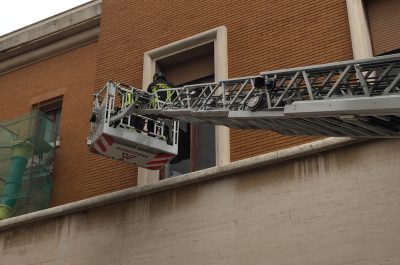 Una folata di vento e la finestra va in frantumi: paura in pieno centro a Lecce - Corriere Salentino