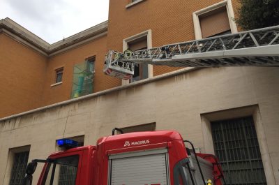 Una folata di vento e la finestra va in frantumi: paura in pieno centro a Lecce - Corriere Salentino