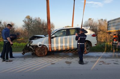 Si schianta con la Porsche contro un muro, poi finisce nei campi: muore in ospedale - Corriere Salentino