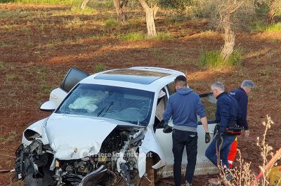 Si schianta con la Porsche contro un muro, poi finisce nei campi: muore in ospedale - Corriere Salentino