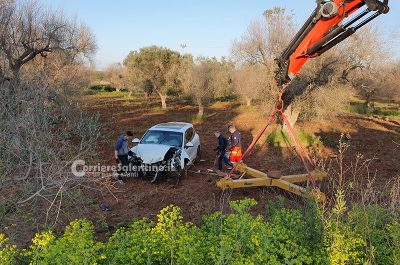 Si schianta con la Porsche contro un muro, poi finisce nei campi: muore in ospedale - Corriere Salentino
