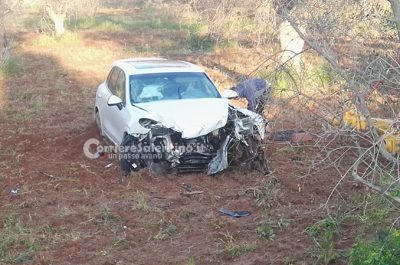 Si schianta con la Porsche contro un muro, poi finisce nei campi: muore in ospedale - Corriere Salentino