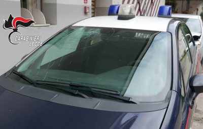 Preleva forbici dall'ambulanza e cerca di tagliarsi le vene, poi sfascia la pattuglia dei carabinieri - Corriere Salentino