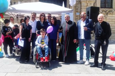 Cuore Amico, festa in piazza Duomo: benedizione di Mons. Seccia e consegna delle auto attrezzate - Corriere Salentino