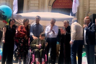 Cuore Amico, festa in piazza Duomo: benedizione di Mons. Seccia e consegna delle auto attrezzate - Corriere Salentino