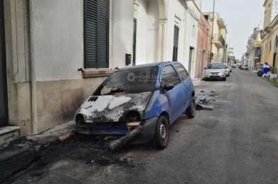 Tre mezzi avvolti dalle fiamme, danni ad una casa: brucia il Fiorino del titolare del "Jack'n Jill" - Corriere Salentino