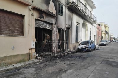 Tre mezzi avvolti dalle fiamme, danni ad una casa: brucia il Fiorino del titolare del "Jack'n Jill" - Corriere Salentino