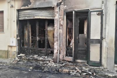 Tre mezzi avvolti dalle fiamme, danni ad una casa: brucia il Fiorino del titolare del "Jack'n Jill" - Corriere Salentino