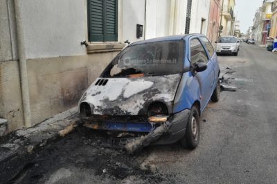 Tre mezzi avvolti dalle fiamme, danni ad una casa: brucia il Fiorino del titolare del "Jack'n Jill" - Corriere Salentino