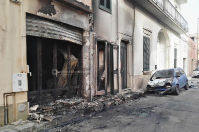 Tre mezzi avvolti dalle fiamme, danni ad una casa: brucia il Fiorino del titolare del "Jack'n Jill" - Corriere Salentino