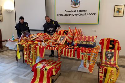 Maglie, sciarpe e gadget del Lecce contraffatti, scatta il sequestro prima della partita: due denunce - Corriere Salentino