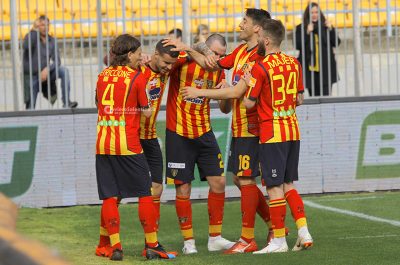 Piove, ma piovono anche gol al Via del Mare. Lecce - Carpi finisce 4 a 1 - Corriere Salentino