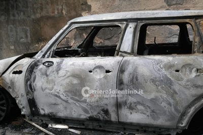 Notte "rovente", due auto avvolte dalle fiamme: distrutta una Mini, danneggiata una Punto - Corriere Salentino