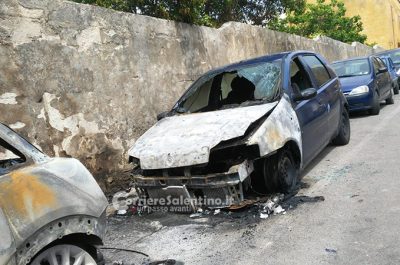 Notte "rovente", due auto avvolte dalle fiamme: distrutta una Mini, danneggiata una Punto - Corriere Salentino