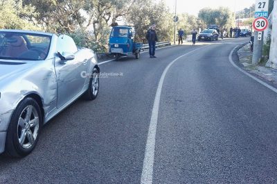 Urta un'auto e cade sull'asfalto, motociclista finisce in ospedale con "codice rosso" - Corriere Salentino