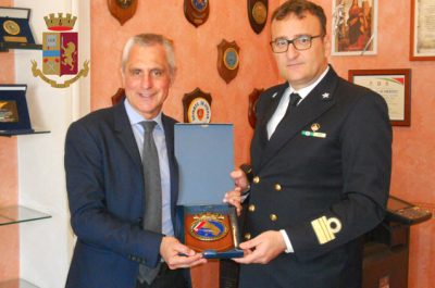 Il Questore Valentino visita la "Città Bella", incontro con agenti e militari della Capitaneria di Porto - Corriere Salentino