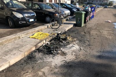 Raid incendiario nel rione San Pio, alle fiamme i cassonetti della raccolta differenziata - Corriere Salentino