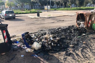Raid incendiario nel rione San Pio, alle fiamme i cassonetti della raccolta differenziata - Corriere Salentino