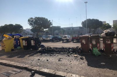 Raid incendiario nel rione San Pio, alle fiamme i cassonetti della raccolta differenziata - Corriere Salentino