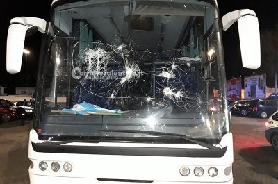 Assalto al pullman dei tifosi del Pescara: il "bollettino ufficiale". Filmati al setaccio per individuare i violenti - Corriere Salentino
