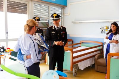 Pasqua più dolce per i piccoli pazienti dell'ospedale di Gallipoli, uova in dono dai carabinieri - Corriere Salentino