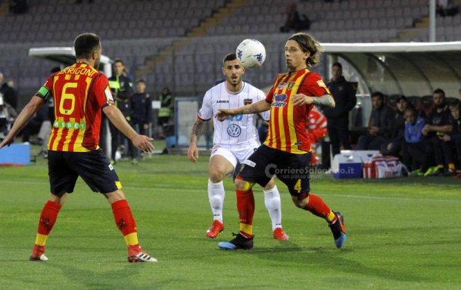 Un Lecce che fa sognare davvero. Inflitto un 3-1 al Cosenza - Corriere Salentino