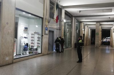 Ennesimo allarme bomba in città, valigia sospetta sotto la Galleria Mazzini: dentro c'erano rifiuti - Corriere Salentino
