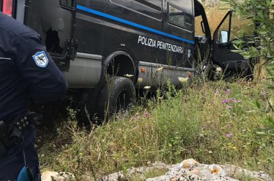 Un mezzo della penitenziaria finisce su un muretto a secco: tre poliziotti contusi. Il Sinappe: “Turni massacranti e stanchezza” - Corriere Salentino