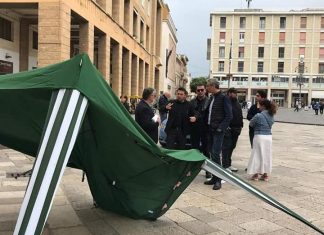 Leghisti aggrediti in Piazza Sant’Oronzo: devastato il gazebo, ferita una minorenne