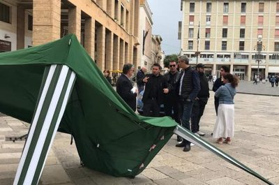 Leghisti aggrediti in Piazza Sant’Oronzo: devastato il gazebo, ferita una minorenne - Corriere Salentino