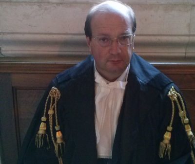 Addenta un pasticciotto e trova tre anelli di metallo: 57enne presenta denuncia - Corriere Salentino