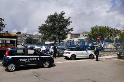 Zaino sospetto nei pressi della scuola, scatta l'allarme bomba a Maglie: evacuato l'istituto - Corriere Salentino