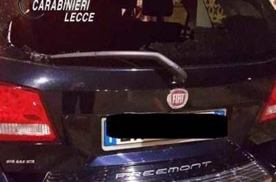Con un'ascia sfascia i vetri delle auto, poi minaccia un passante: bloccato ed arrestato - Corriere Salentino