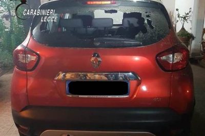 Con un'ascia sfascia i vetri delle auto, poi minaccia un passante: bloccato ed arrestato - Corriere Salentino