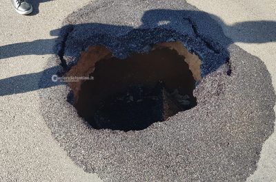 Si apre un cratere sulla strada Caprarica - Calimera, grave pericolo per le auto - Corriere Salentino