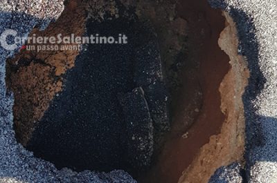 Si apre un cratere sulla strada Caprarica - Calimera, grave pericolo per le auto - Corriere Salentino