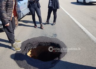 Si apre un cratere sulla strada Caprarica – Calimera, grave pericolo per le auto