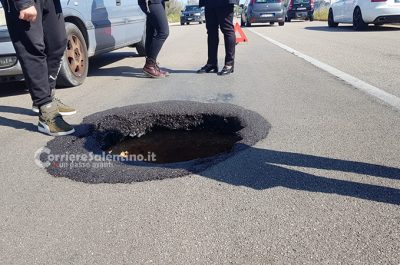 Si apre un cratere sulla strada Caprarica - Calimera, grave pericolo per le auto - Corriere Salentino