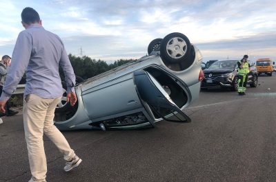 Schianto in tangenziale, un'auto si ribalta: disagi alla circolazione - Corriere Salentino