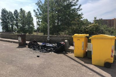 Nuovo raid contro i carrellati per la raccolta differenziata, fiamme nella zona 167 di Lecce - Corriere Salentino